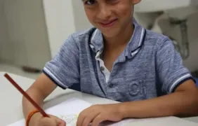 Sahada yardım ulaştırılan bir aile